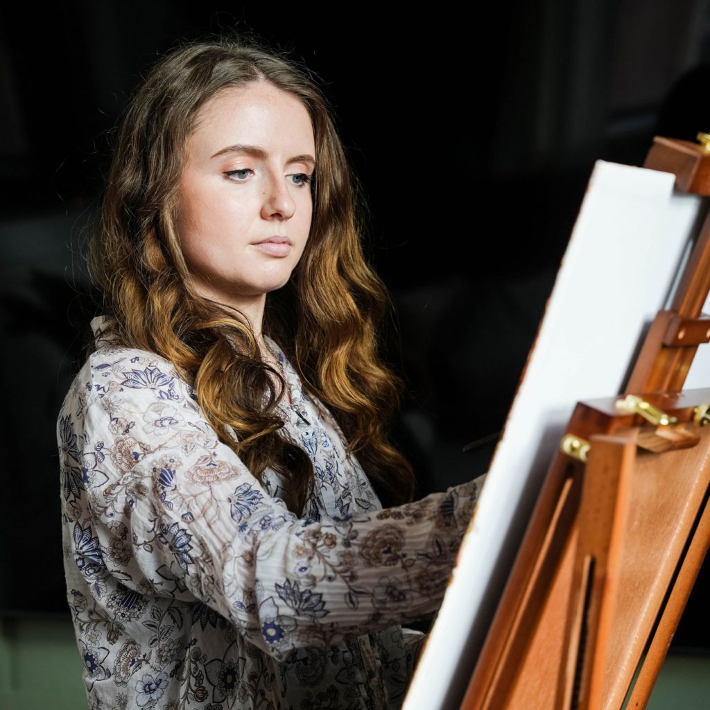 uk live oil painter for events hannah h.g. artist painting